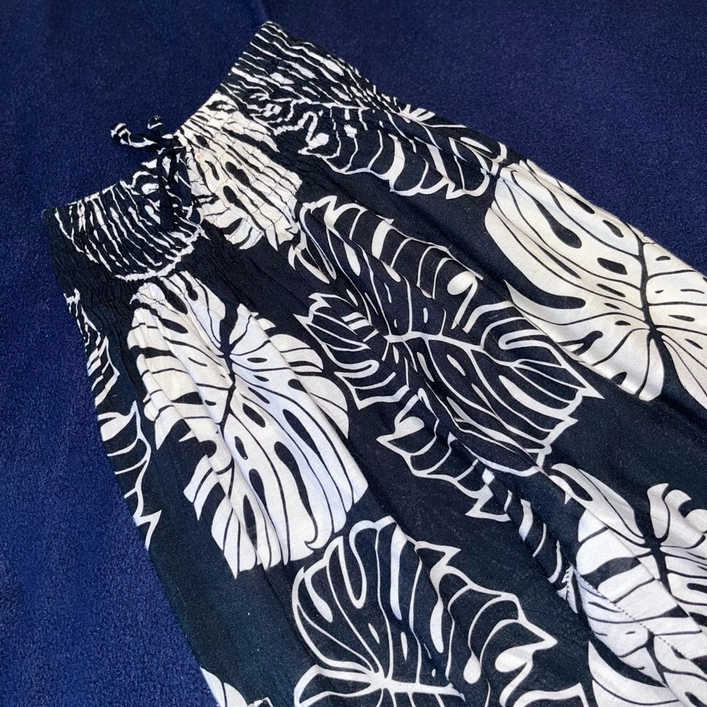 Handmade leaf patterned pants - Picture 2 of 5